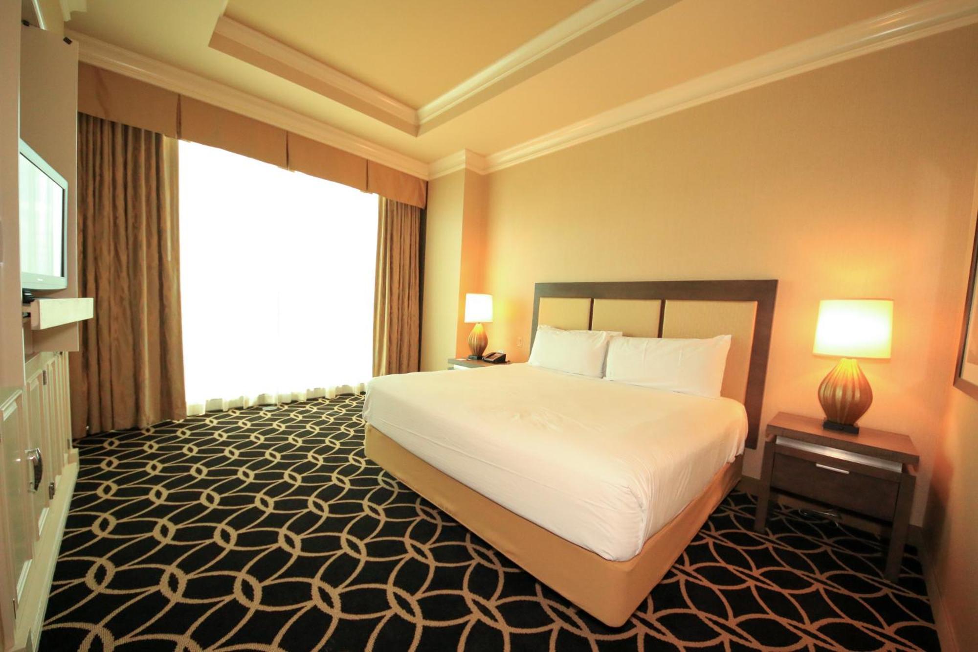 Hollywood Casino St. Louis Hotel Maryland Heights Room photo